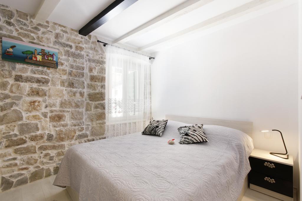 Apartment Stone Split Rum bild