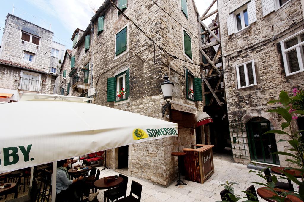 Apartment Stone Split Rum bild